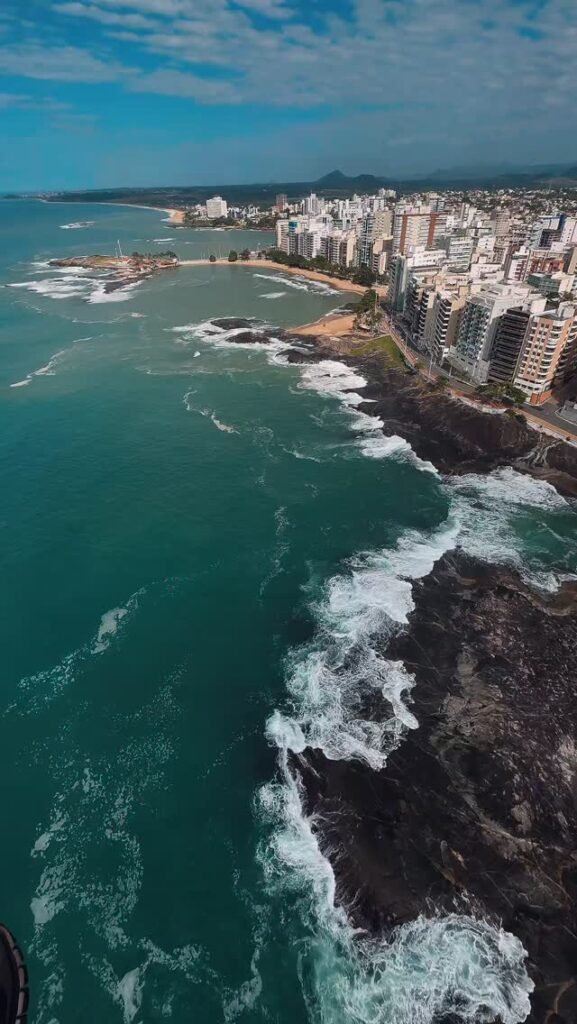 Paratrike em voo sobre o litoral de Guarapari