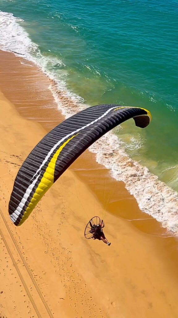 Preparação para voo de paramotor em Guarapari